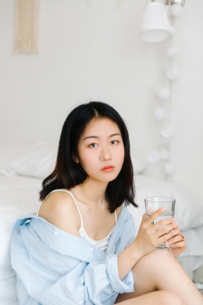 一面亲膜上边奶一个膜边